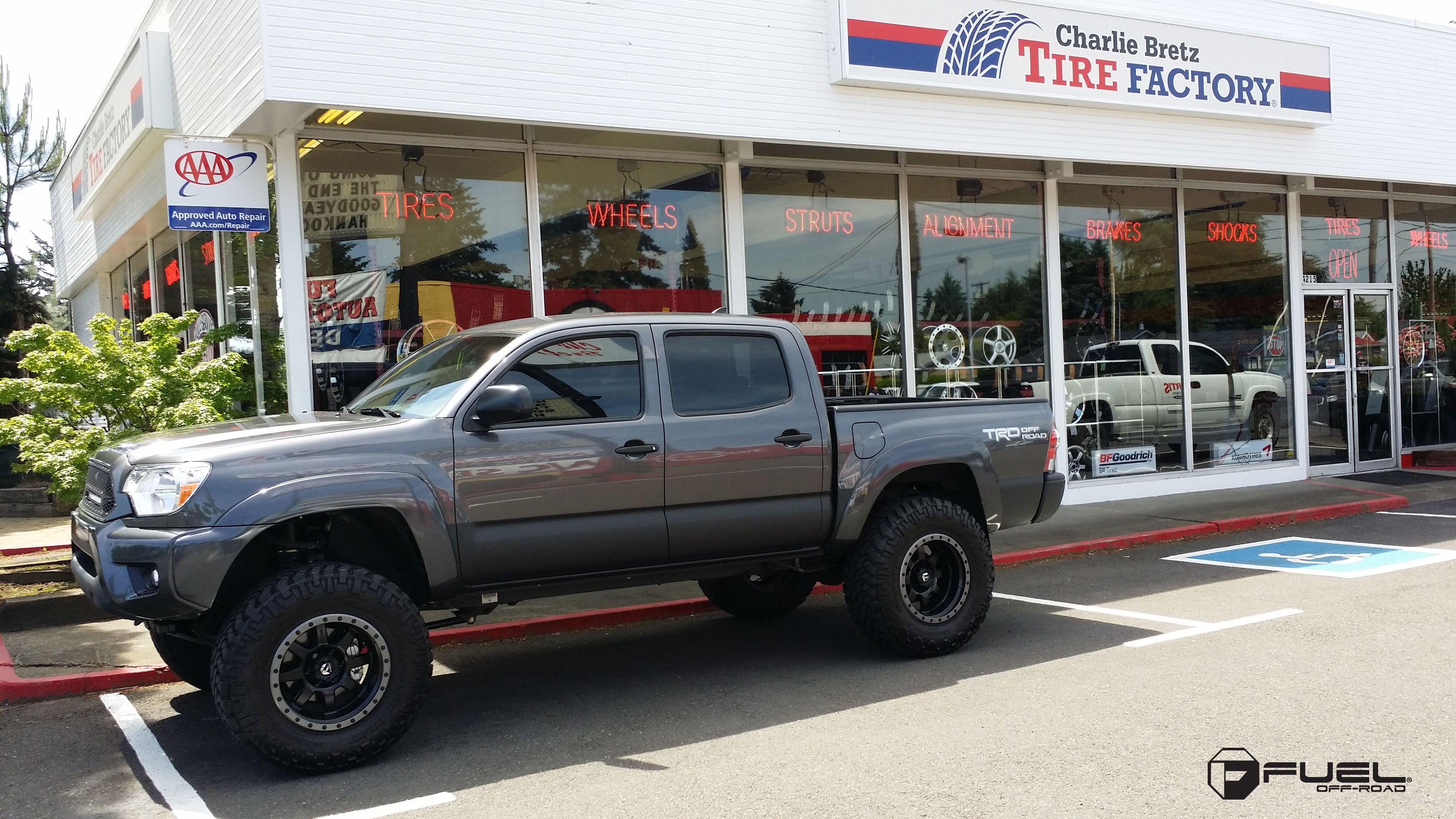 Fuel Trophy D551 Matte Black w/anthracite ring